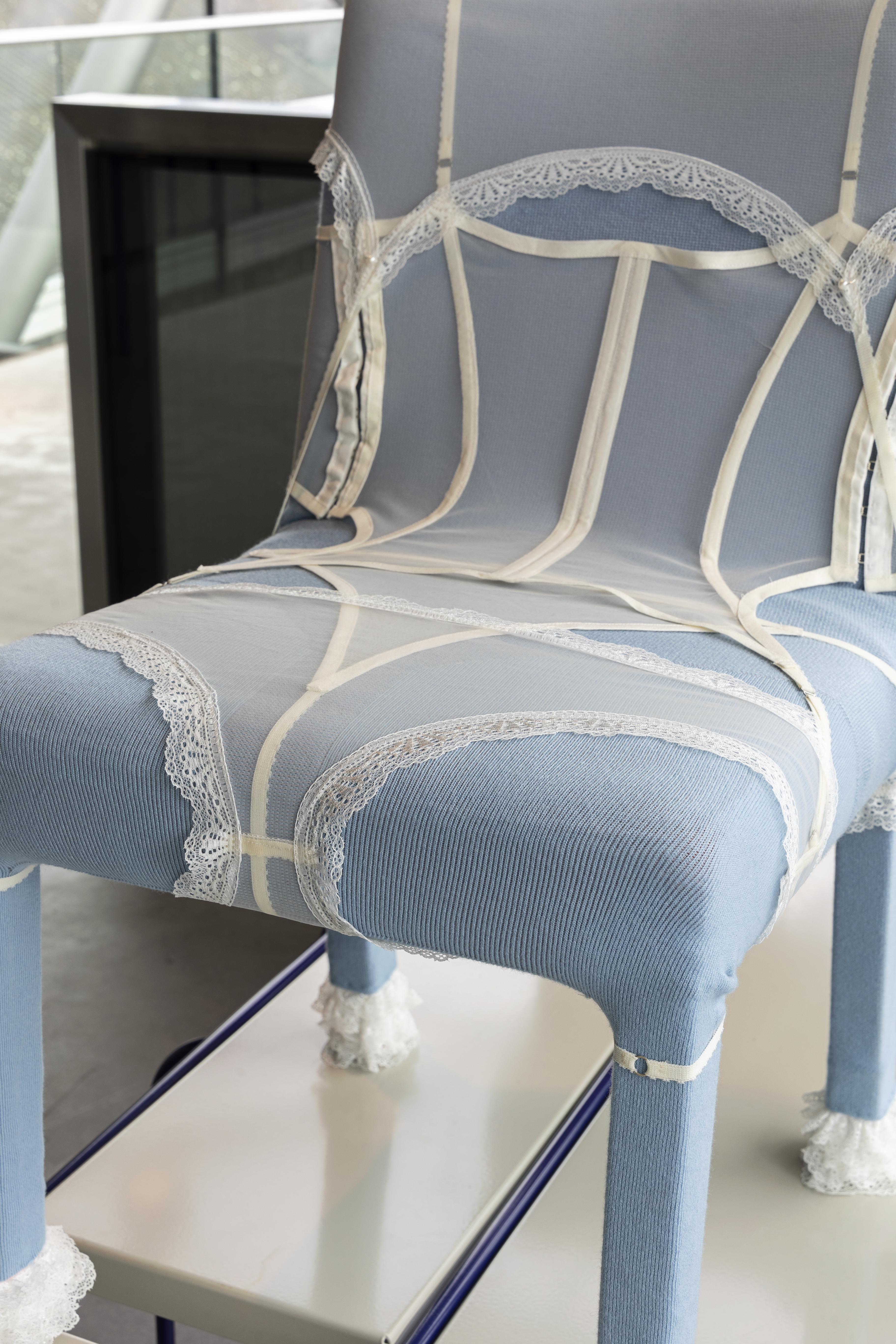 Wat gebeurt er als de grens tussen lichaam en object vervaagt? Lilas Patard geeft menselijke, vrouwelijke eigenschappen aan haar zetels. Foto door Josefina Eikenaar